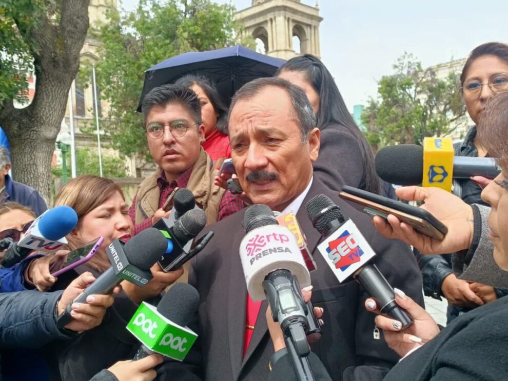 Vicente Cuéllar aboga por políticos emergentes en Bolivia