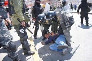 paro de choferes en La Paz transcurre en medio de enfrentamientos