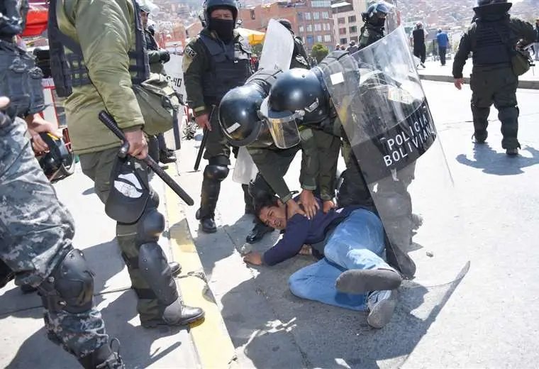 paro de choferes en La Paz transcurre en medio de enfrentamientos