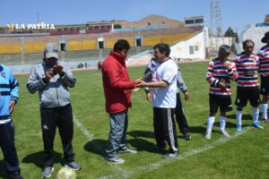 Campeonato de exfutbolistas de Oruro en el estadio Jesús Bermúdez