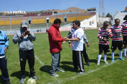 Campeonato de exfutbolistas de Oruro en el estadio Jesús Bermúdez
