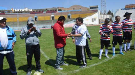 Campeonato de exfutbolistas de Oruro en el estadio Jesús Bermúdez