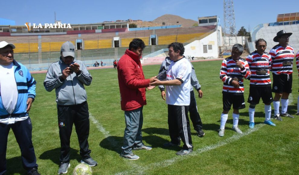 Campeonato de exfutbolistas de Oruro en el estadio Jesús Bermúdez