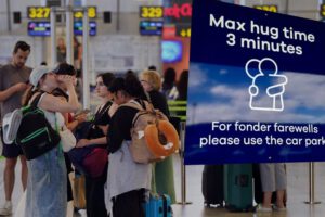 Límite de abrazos en aeropuertos de Nueva Zelanda