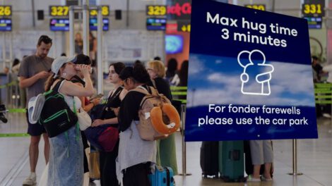 Límite de abrazos en aeropuertos de Nueva Zelanda