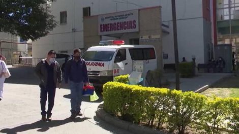 Bloqueo impide paso de ambulancia en Cochabamba