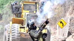 Policía Boliviana desbloquea carreteras