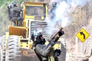 Policía Boliviana desbloquea carreteras