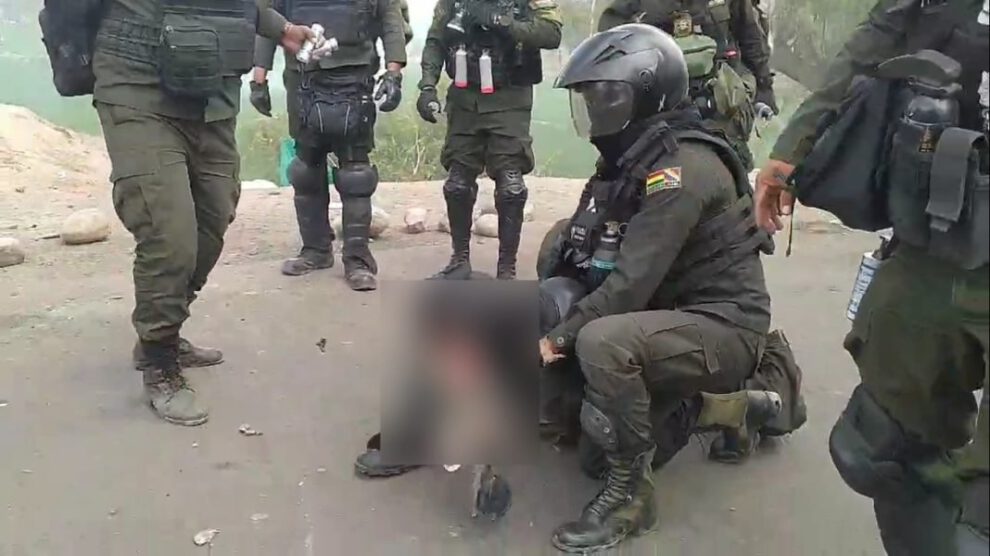 Policía pierde pierna tras explosión de dinamita en bloqueo evista