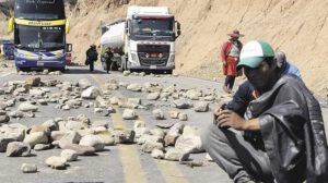 Bloqueos en Cochabamba afectan clases y pago del Bono Juancito Pinto