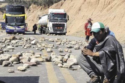 Bloqueos en Cochabamba afectan clases y pago del Bono Juancito Pinto