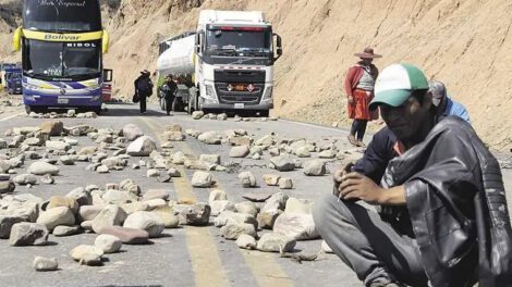 Bloqueos en Cochabamba afectan clases y pago del Bono Juancito Pinto
