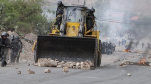 Desbloqueo en Cochabamba con policías heridos y explosivos utilizados