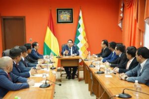 Fiscal General Roger Mariaca Montenegro lidera reunión en Sucre