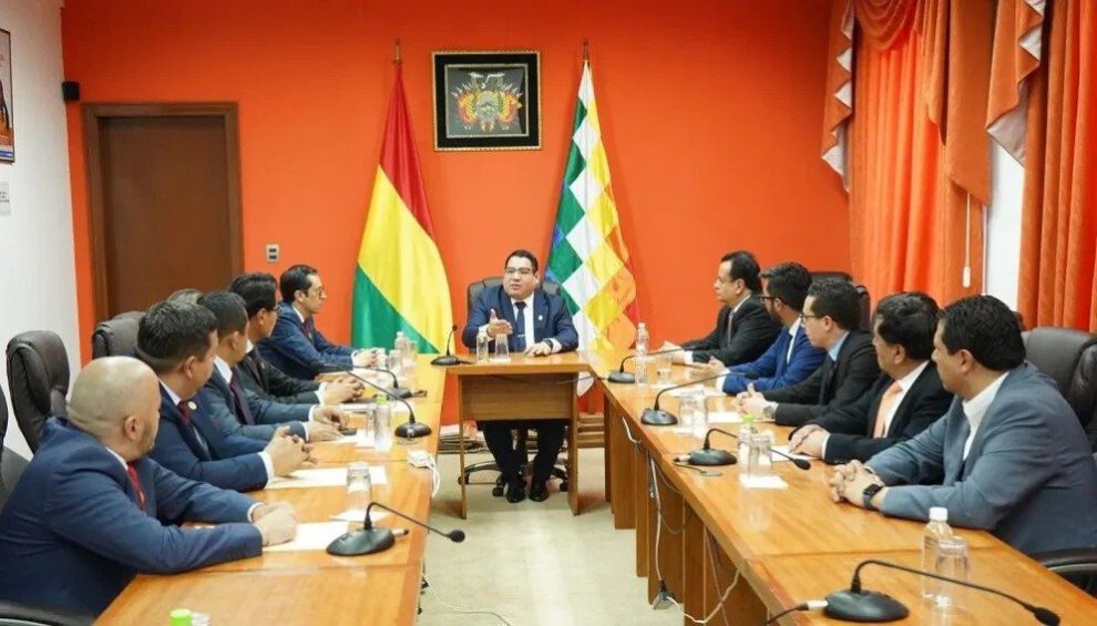 Fiscal General Roger Mariaca Montenegro lidera reunión en Sucre