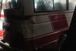 Microbús choca contra edificio en Villa Copacabana