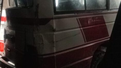 Microbús choca contra edificio en Villa Copacabana