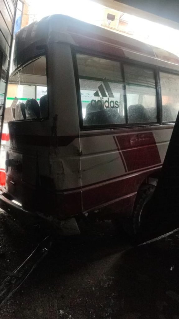 Microbús choca contra edificio en Villa Copacabana