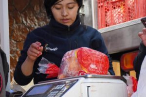 Vendedoras de pollo con sobreprecio denunciadas por el viceministro Silva