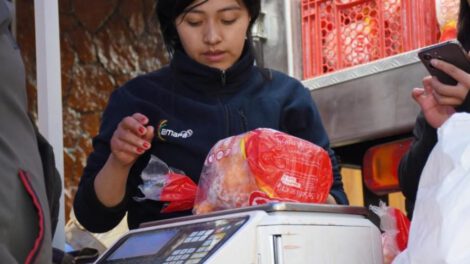 Vendedoras de pollo con sobreprecio denunciadas por el viceministro Silva