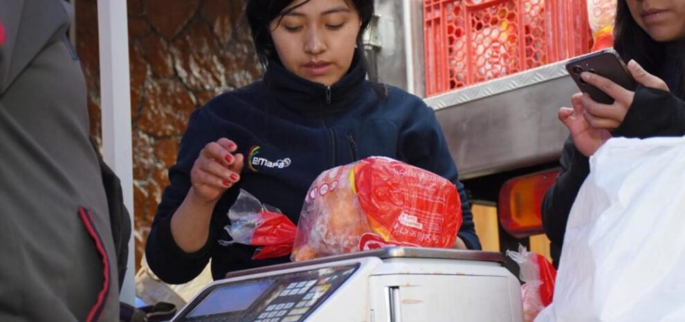 Vendedoras de pollo con sobreprecio denunciadas por el viceministro Silva