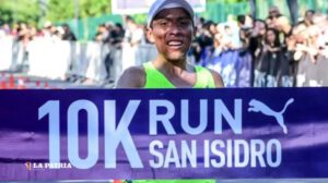 Héctor Garibay gana la carrera pedestre de San Isidro 10K