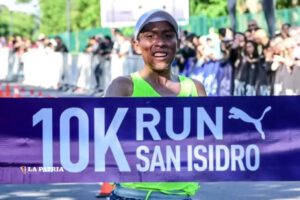 Héctor Garibay gana la carrera pedestre de San Isidro 10K