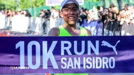 Héctor Garibay gana la carrera pedestre de San Isidro 10K