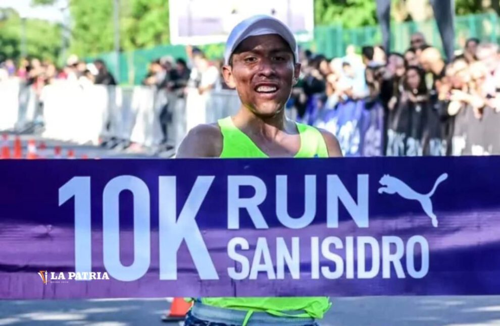 Héctor Garibay gana la carrera pedestre de San Isidro 10K