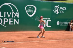 Natalia Trigosso la tenista boliviana en plena competencia