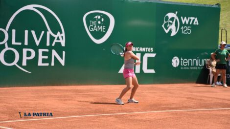 Natalia Trigosso la tenista boliviana en plena competencia