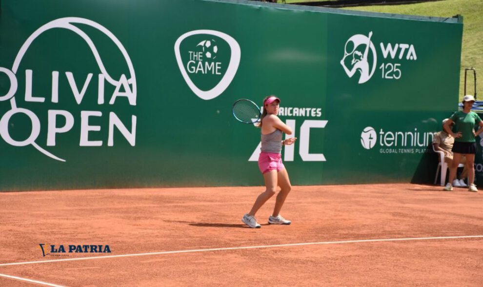 Natalia Trigosso la tenista boliviana en plena competencia