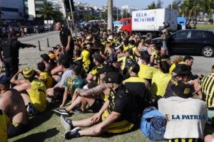 Peñarol cierra las tribunas a hinchas de Botafogo por disturbios