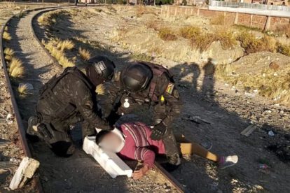 Mujer con signos de intoxicación es auxiliada por la Policía