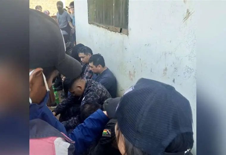 Enfrentamiento en Mairana con rehenes policías y periodistas