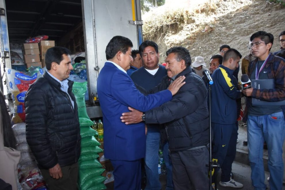 ayuda humanitaria para chóferes afectados por el bloqueo en Bolivia