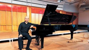 Daniel Álvarez Veizaga conquista Polonia e Italia con sus composiciones en quechua