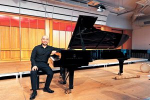 Daniel Álvarez Veizaga conquista Polonia e Italia con sus composiciones en quechua