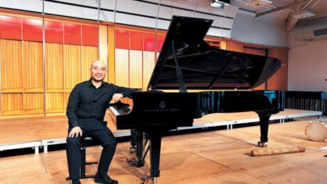 Daniel Álvarez Veizaga conquista Polonia e Italia con sus composiciones en quechua