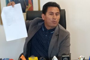 Renuncia ministro de Defensa