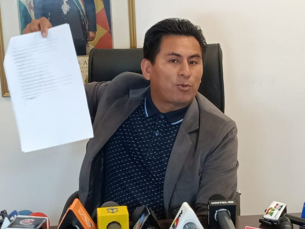 Renuncia ministro de Defensa