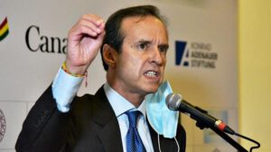 Tuto Quiroga propone incluir el delito de exterminio en el Código Penal boliviano