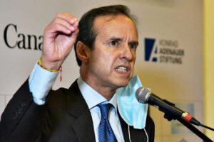 Tuto Quiroga propone incluir el delito de exterminio en el Código Penal boliviano
