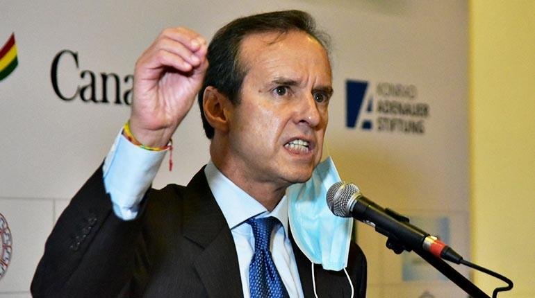 Tuto Quiroga propone incluir el delito de exterminio en el Código Penal boliviano