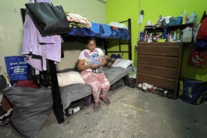 Migrantes en frontera enfrentan incertidumbre por elecciones en EE.UU.