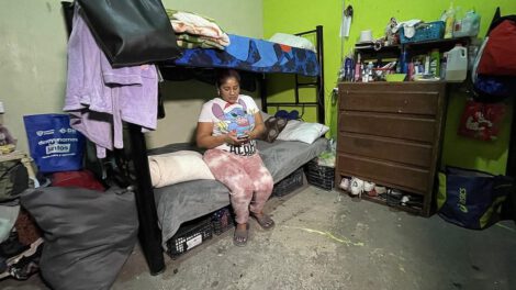 Migrantes en frontera enfrentan incertidumbre por elecciones en EE.UU.