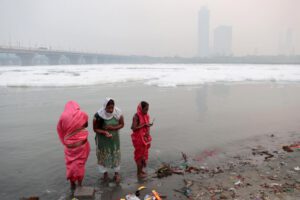 Contaminación del río Yamuna durante Chhath Puja
