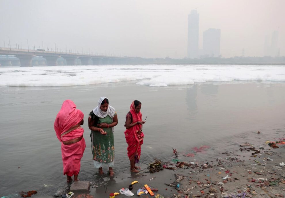 Contaminación del río Yamuna durante Chhath Puja
