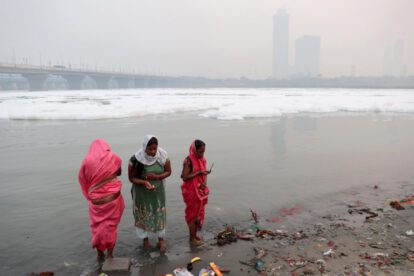 Contaminación del río Yamuna durante Chhath Puja en Nueva Delhi