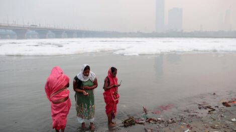 Contaminación del río Yamuna durante Chhath Puja en Nueva Delhi